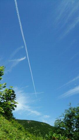 東吾妻山登山中に見た飛行機雲が映る青空の写真