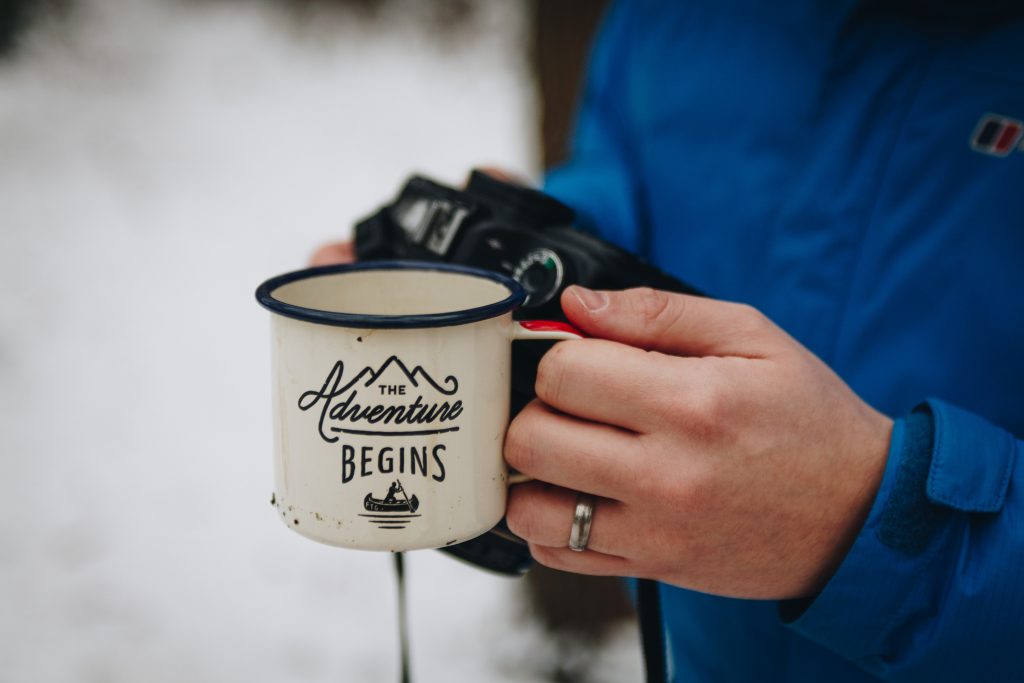 コーヒーを飲む登山者の写真